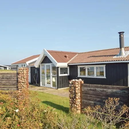 Feriehus Three-bedroom Holiday In