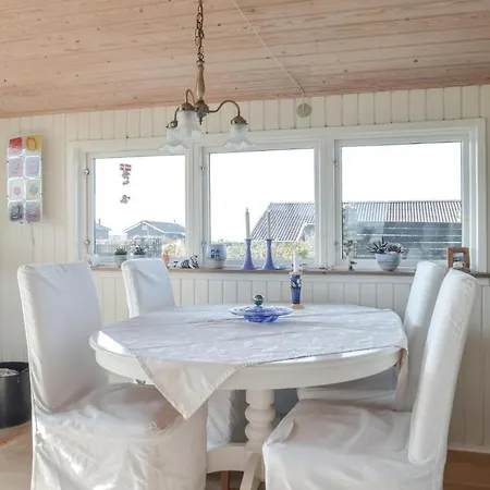 別荘 Three-bedroom Holiday In *